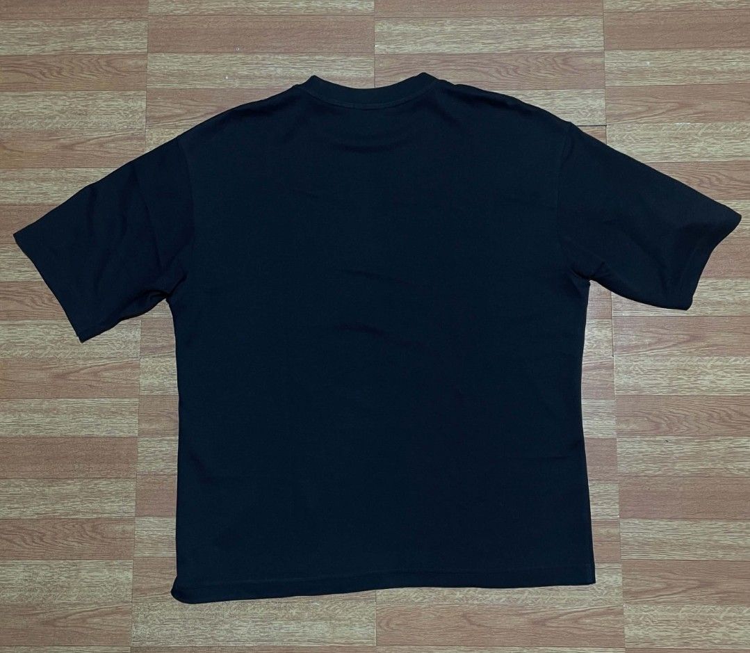 Uniqlo Airism Black - Medium (Category: Tshirts & Polo Shirts ) located in Imus. Submitted by wygchaechaez (Listing ID 1467885809, Image 3). Description: Excellent Condition Size Medium Width - 21.5" Length - 26" no issue color rate10/10.
