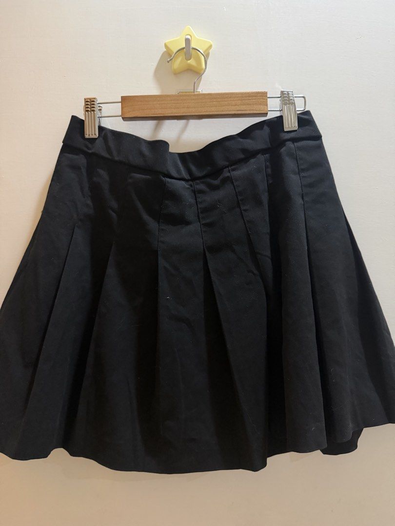 Uniqlo Black Pleated Skirt Size Medium (Category: Skirts) located in Cebu City. Submitted by moonglare.cebu (Listing ID 1467978285, Image 1). Description: - Brand: Uniqlo - Style: Classic black pleated skirt with side zipper - Size: M (fits waist 63-69cm, hip 88-94cm) - Material: 66% polyester, 32% rayon, 2% spandex blend - Condition: Good staple piece for everyday wear and easy to pair with any top.