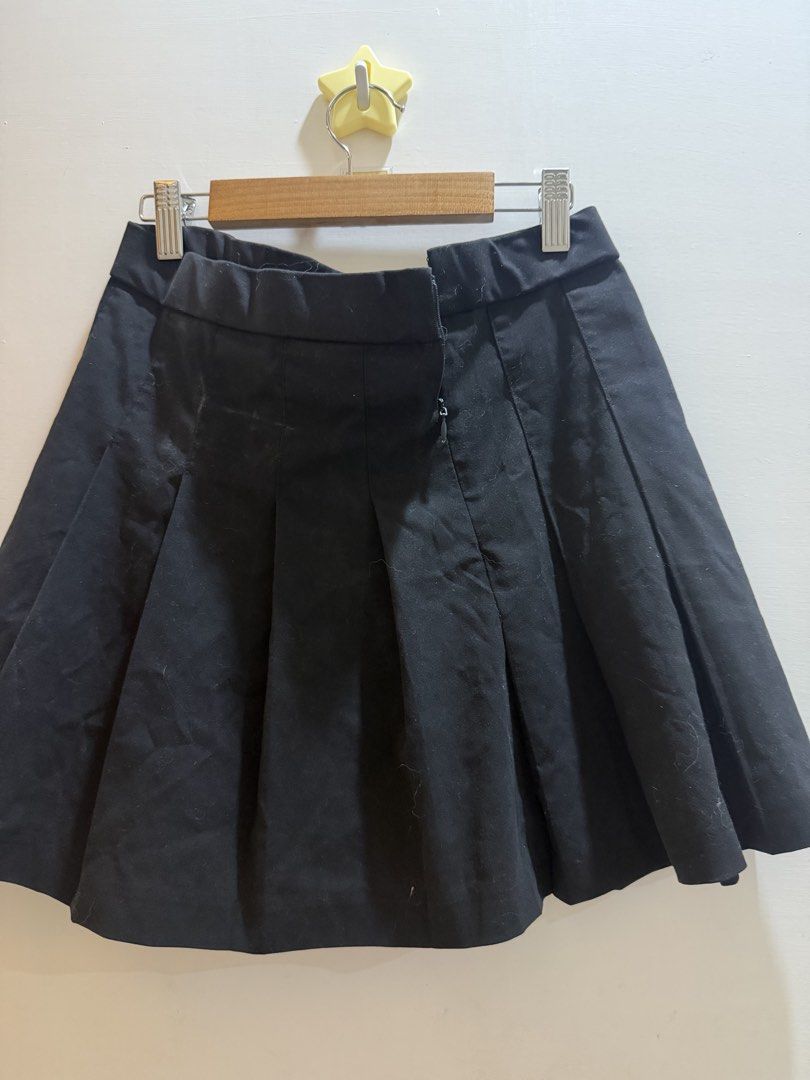 Uniqlo Black Pleated Skirt Size Medium (Category: Skirts) located in Cebu City. Submitted by moonglare.cebu (Listing ID 1467978285, Image 2). Description: - Brand: Uniqlo - Style: Classic black pleated skirt with side zipper - Size: M (fits waist 63-69cm, hip 88-94cm) - Material: 66% polyester, 32% rayon, 2% spandex blend - Condition: Good staple piece for everyday wear and easy to pair with any top.