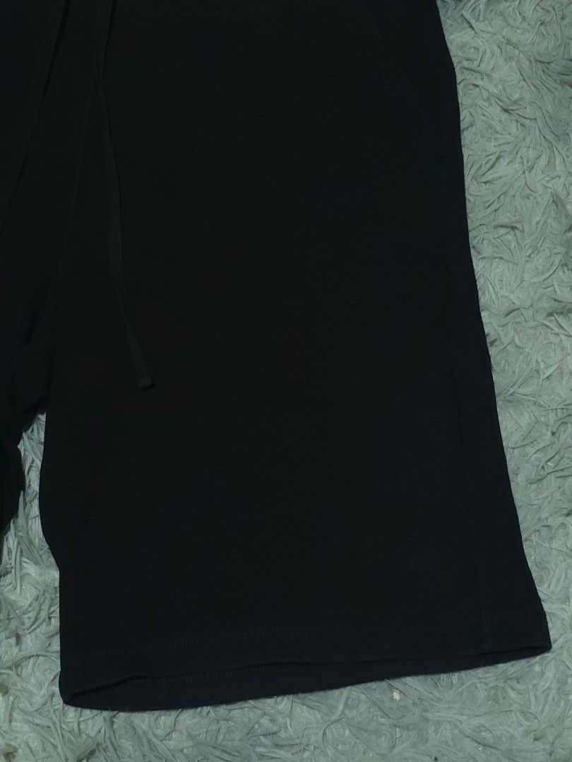 Uniqlo Black Sweat Shorts (Category: Shorts) located in Abulug. Submitted by humanwhosellthings (Listing ID 1467879861, Image 2). Description: UNIQLO Sweat Short ✅Excellent Condition ✅Issue: none ▫️Waist Size: 32-38 ▫️Length: 19 - Color: Classic Black - Size: XL - Waistband: Elastic with adjustable drawstring - Pockets: 2 functional side pockets - Condition: Excellent, clean fabric with no stains or damage - Style: Great basic piece for casual we