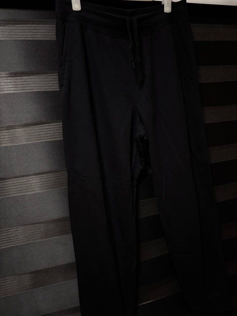 Uniqlo Black Sweatpants (Category: Joggers) located in Pasig City. Submitted by abogadosupremo (Listing ID 1467883858, Image 3). Description: - Brand/Model: Uniqlo Black Sweatpants - Material: Soft and comfortable cotton blend - Waistband: Elastic with adjustable drawstring closure - Pockets: Two side pockets and one back pocket - 100% Legit and Authentic - Very Good Condition - Color may vary due to lighting - No issue at all - Size : L - Thank 