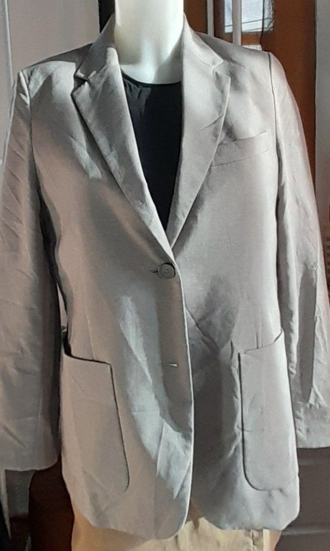 Uniqlo Blazer (Category: Others Tops) located in Batangas. Submitted by norskieshoppe (Listing ID 1467914454, Image 2). Description: medium on tag fit m- semi- large.
