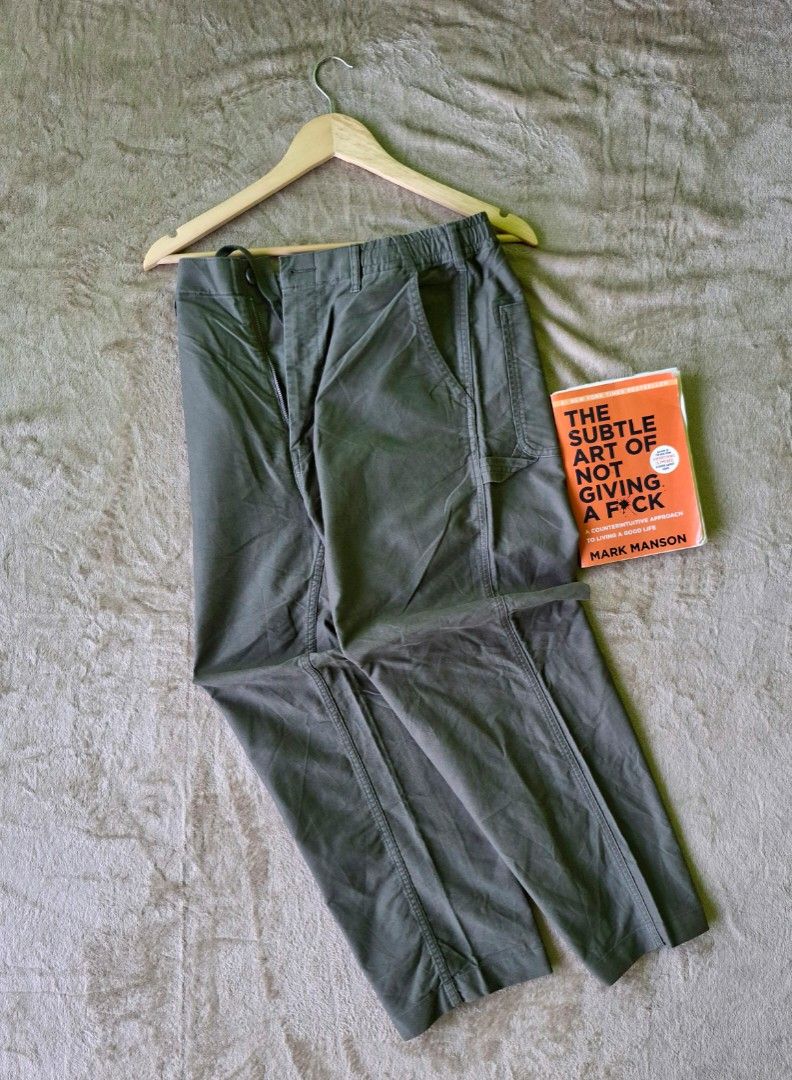 Uniqlo Carpenter Pants 💥 (Category: Jeans) located in Alaminos. Submitted by made.by (Listing ID 1464568203, Image 1). Description: ​Waist Measurement: 16 in flat lay (Fits Size 31–34 in comfortably) ​Outseam Length: 37.5 in ​Fit: Relaxed Straight Cut (Clean workwear silhouette).