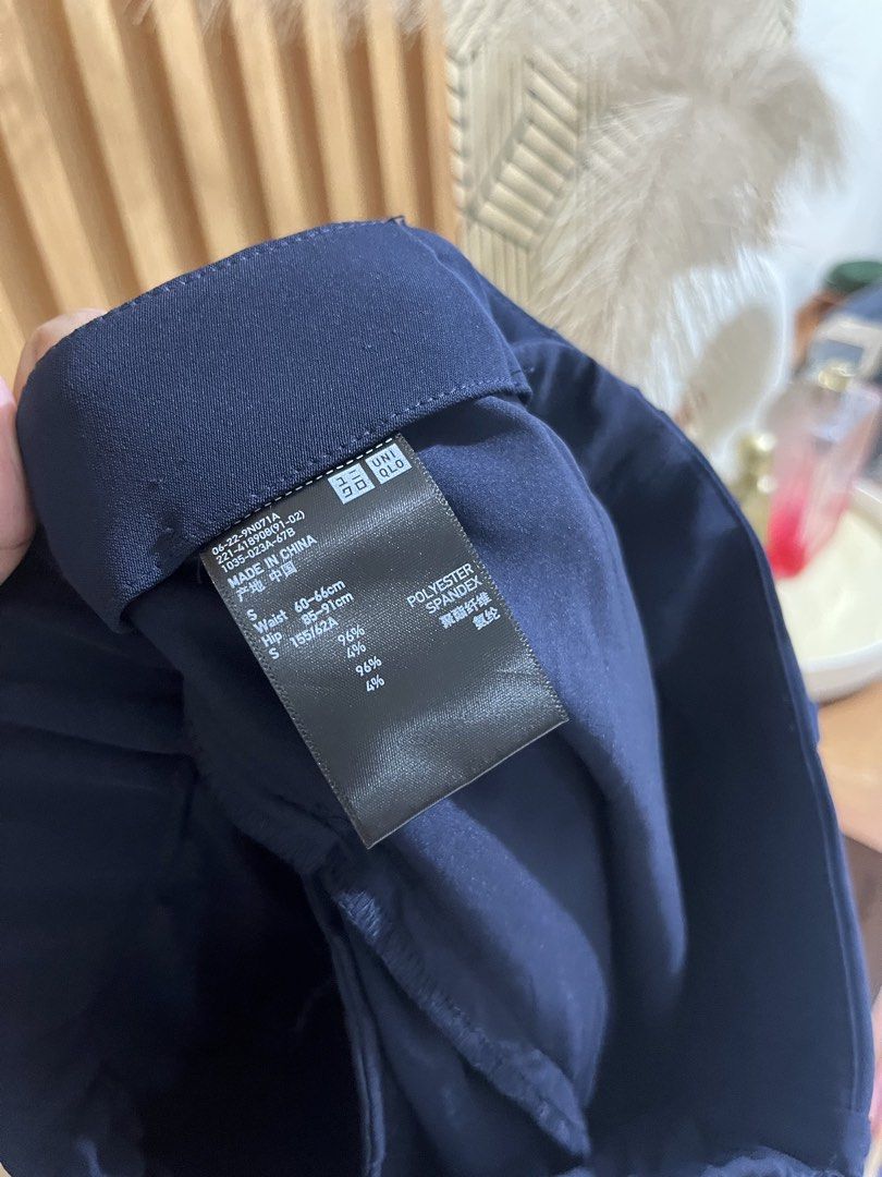 Uniqlo Drape Cropped Pants (Category: Other Bottoms) located in Caloocan City. Submitted by ynna_27 (Listing ID 1467976893, Image 3). Description: Uniqlo Drape Cropped Pants Used - Good as new Color : Navy blue Small Waist 27-28” via tape measure Length 31” Issue : x Price 599.