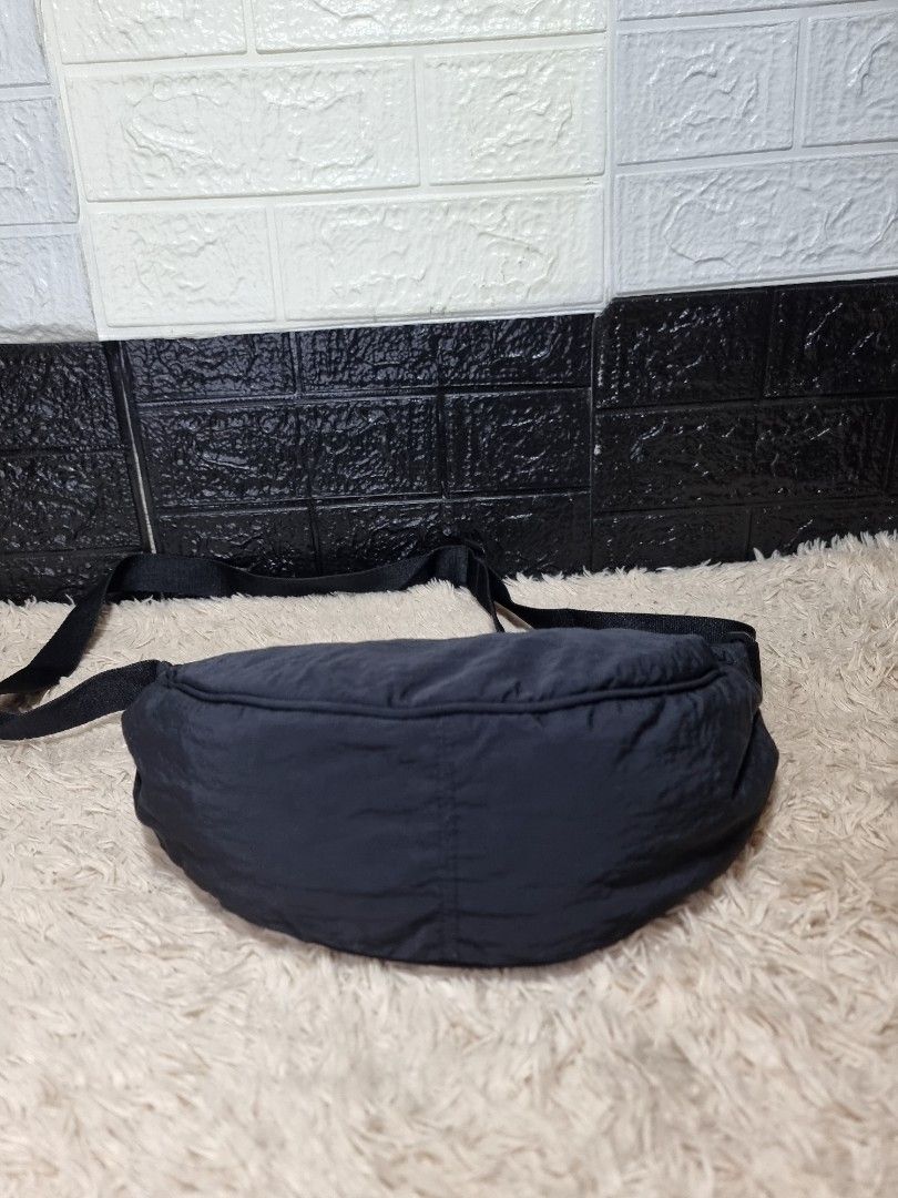 Uniqlo Dumpling Sling bag (Category: Shoulder Bags) located in Bugallon. Submitted by preloverelove07 (Listing ID 1467915920, Image 2). Description: Pangasinan Authentic Free shipping good as new medium.