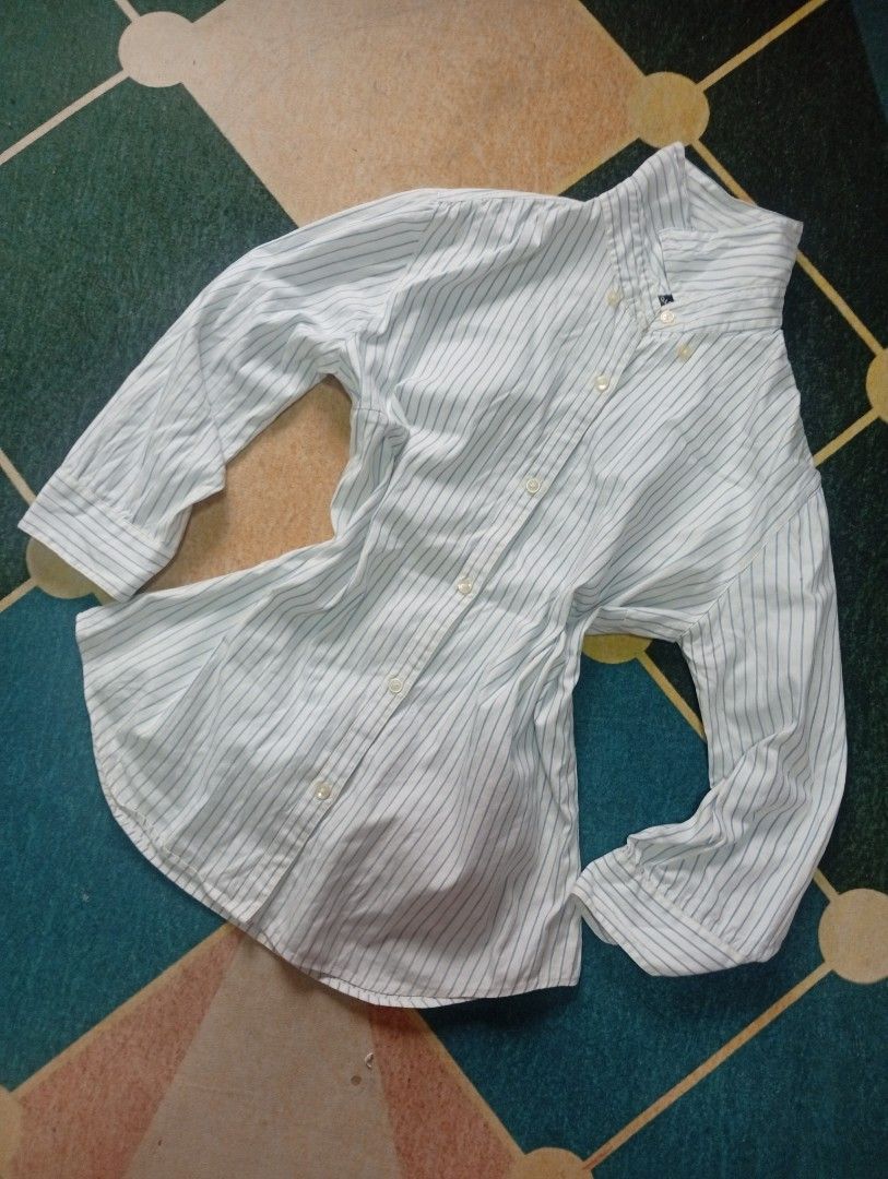 Uniqlo elbow length sleeve polo (Category: Others Tops) located in Santa Maria. Submitted by itsmacmacky (Listing ID 1467998675, Image 1). Description: Brand: Uniqlo Size: M on tag (Women size) Color: Blue / White Style: elbow lenght Sleeve Button-Up Shirt Design: Classic Plaid / Casual Vintage Style, elbow length sleeve.
