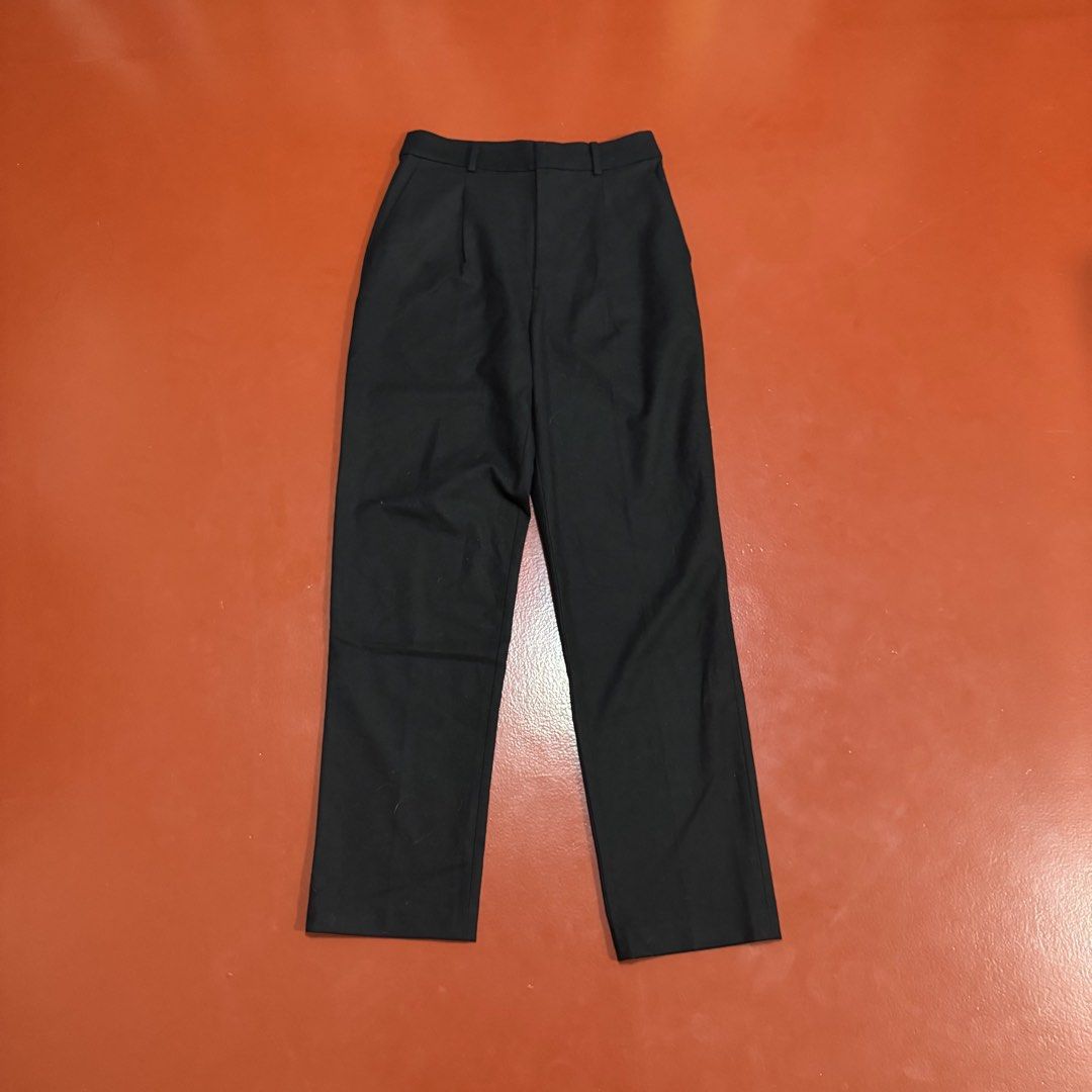 UNIQLO HEAT TECH TROUSERS (Category: Other Bottoms) located in Pasig City. Submitted by buzzthrifty (Listing ID 1467976272, Image 1). Description: SIZE 24-26WAIST 37"LENGTH 7"HEM GOOD AS NEW.