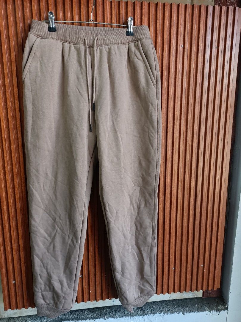 Uniqlo Heattech Lined Sweatpants Size S Brown (Category: Joggers) located in Bayombong. Submitted by rheaaa00530 (Listing ID 1467959661, Image 1). Description: - Brand/Model: Uniqlo Heattech Lined Sweatpants - Color: Brown - Size: S (Waist: 60-66cm, Height: 155/62A) - Material: Soft fleece interior, 66% polyester, 19% acrylic, 15% rayon body - Features: Elastic waistband with drawstring, functional side pockets, ribbed ankle cuffs - Condition/Ori