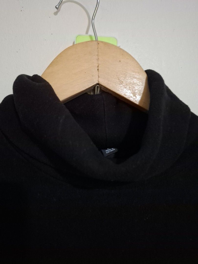 Uniqlo heattech turtleneck M (Category: Longsleeves) located in Subic. Submitted by petitecorner22 (Listing ID 1467848073, Image 2). Description: no more haggling please.