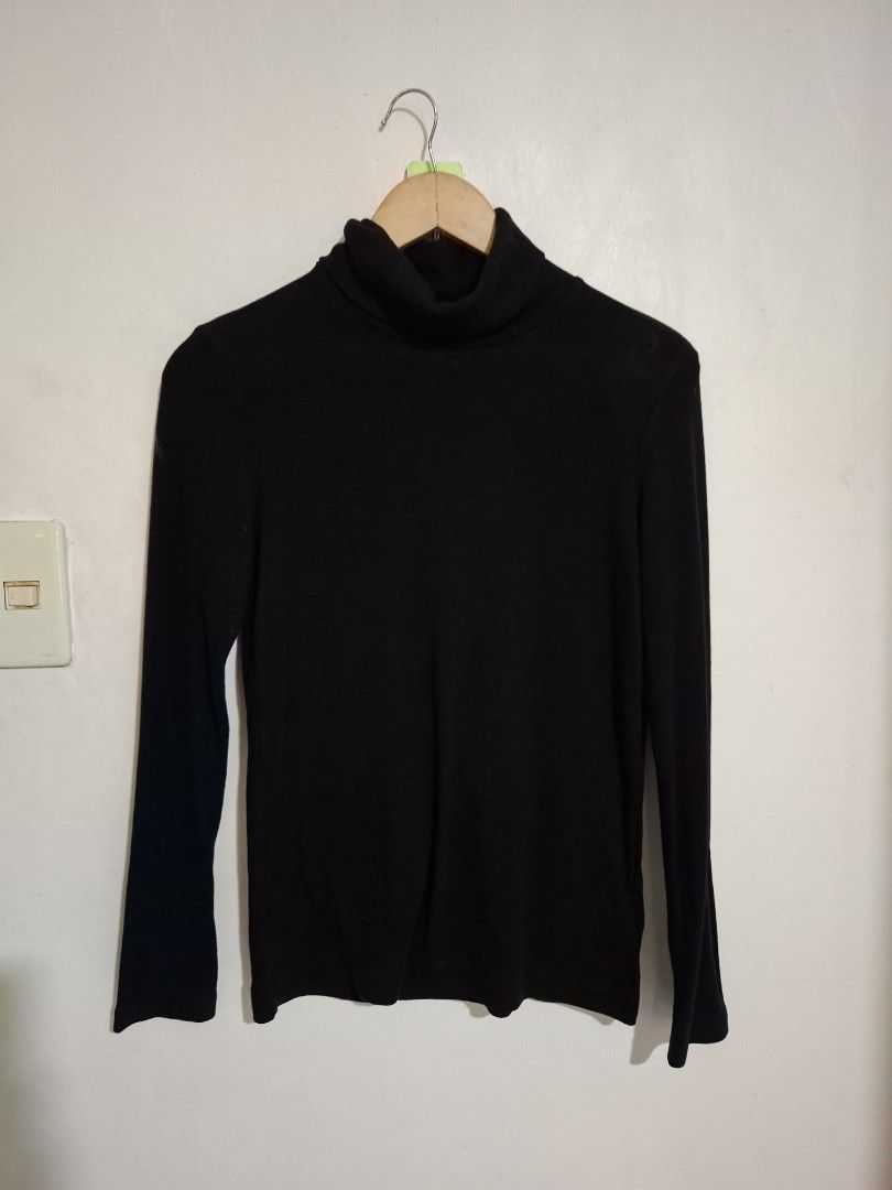 Uniqlo heattech turtleneck M (Category: Longsleeves) located in Subic. Submitted by petitecorner22 (Listing ID 1467848073, Image 1). Description: no more haggling please.