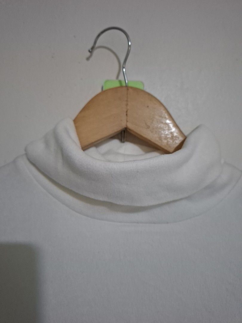 Uniqlo heattech turtleneck S (Category: Longsleeves) located in Subic. Submitted by petitecorner22 (Listing ID 1467847001, Image 3). Description: no more haggling please.