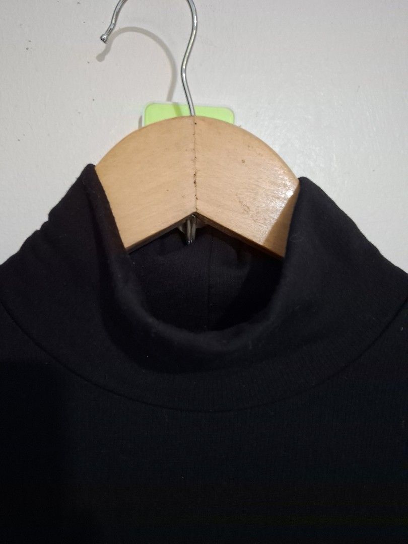 Uniqlo heattech ultrawarm turtleneck M (Category: Longsleeves) located in Subic. Submitted by petitecorner22 (Listing ID 1467848991, Image 2). Description: no more haggling please.