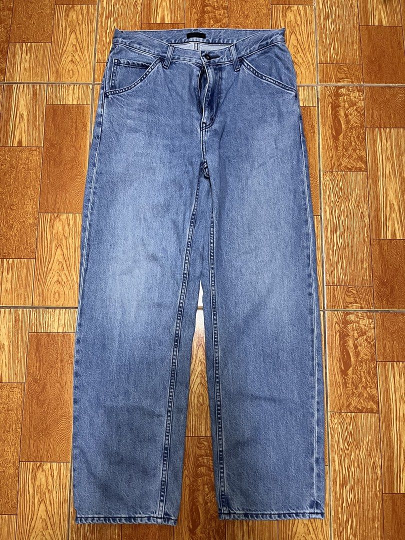 Uniqlo Jeans (Category: Jeans) located in Surigao. Submitted by kevsdyz (Listing ID 1467994016, Image 1). Description: Waist: 29-30 Length: 40.5 Leg Opening: 7.5 Condition: 10/10 Color Rate: 9.5/10 Issue: None.