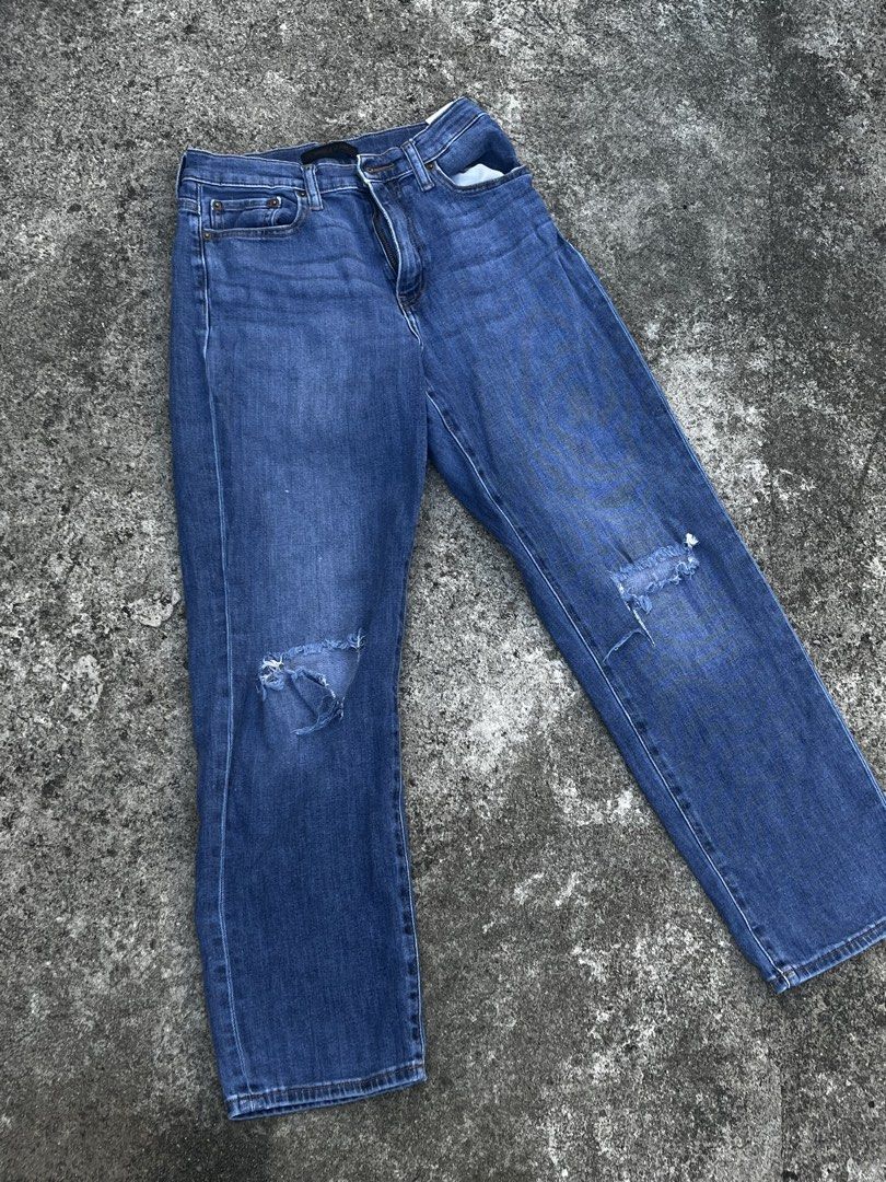 Uniqlo Jeans Distressed Blue Denim (Category: Jeans) located in San Fernando. Submitted by angelhave_wings (Listing ID 1468058434, Image 1). Description: - Brand: Uniqlo - Color: Classic mid blue wash - Fit: Mid-rise with standard belt loops - Material: Cotton and spandex blend for comfortable stretch - Details: Distressed knees with cool ripped spots - Style: Classic five-pocket design with zip fly - Condition: Well-maintained and ready to wear.