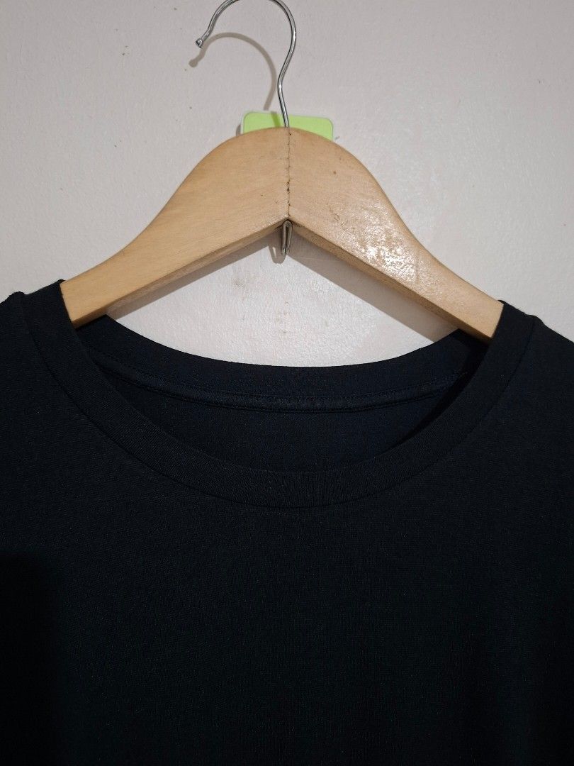 Uniqlo men's heattech L (Category: Tshirts & Polo Shirts ) located in Subic. Submitted by petitecorner22 (Listing ID 1467976840, Image 2). Description: no more haggling please.