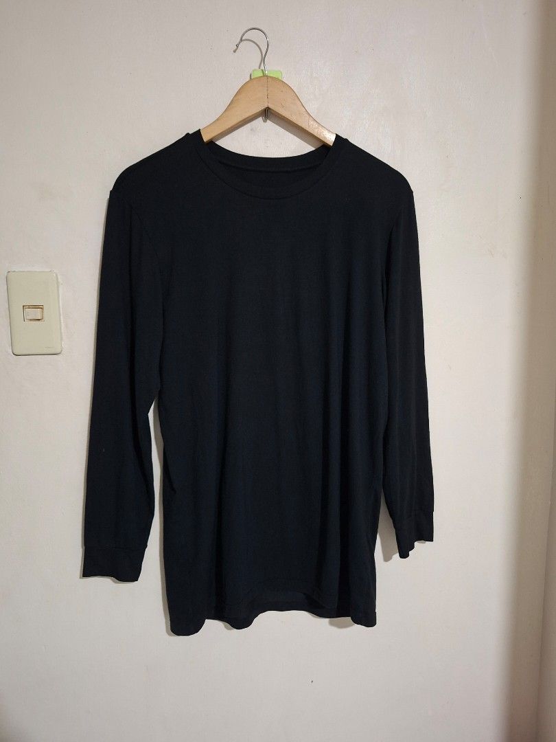 Uniqlo men's heattech L (Category: Tshirts & Polo Shirts ) located in Subic. Submitted by petitecorner22 (Listing ID 1467976840, Image 1). Description: no more haggling please.