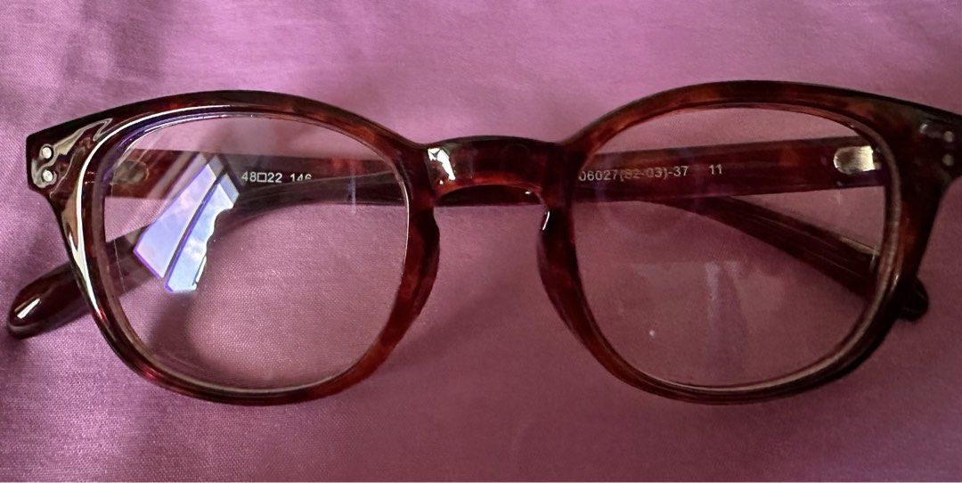 Uniqlo Round Eyeglass Frames (Category: Sunglasses & Eyewear) located in Mandaluyong City. Submitted by unworntobarelyworn (Listing ID 1467932626, Image 1). Description: - Brand new - Condition: 10/10; no scratches; never used - Frame Style: Classic round tortoiseshell with clear lenses - Details: Metal hinge accents at outer corners - Origin: bought in Uniqlo Japan.