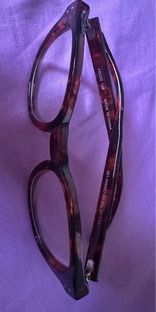 Uniqlo Round Eyeglass Frames (Category: Sunglasses & Eyewear) located in Mandaluyong City. Submitted by unworntobarelyworn (Listing ID 1467932626, Image 3). Description: - Brand new - Condition: 10/10; no scratches; never used - Frame Style: Classic round tortoiseshell with clear lenses - Details: Metal hinge accents at outer corners - Origin: bought in Uniqlo Japan.