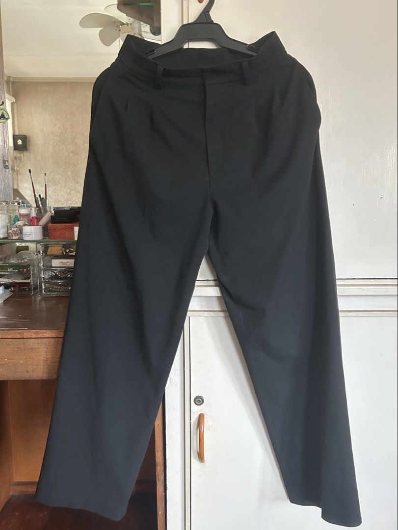 Uniqlo Smart Ankle Pants (Category: Other Bottoms) located in Quezon City. Submitted by onthehanger_ph (Listing ID 1466378899, Image 2). Description: Popular Uniqlo smart ankle pants in black No issues, just crinkled from storage.