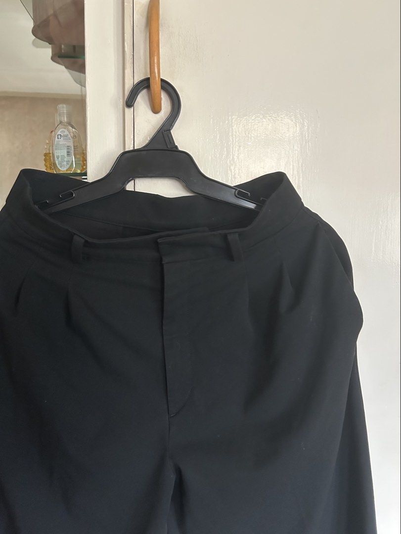 Uniqlo Smart Ankle Pants (Category: Other Bottoms) located in Quezon City. Submitted by onthehanger_ph (Listing ID 1466378899, Image 3). Description: Popular Uniqlo smart ankle pants in black No issues, just crinkled from storage.