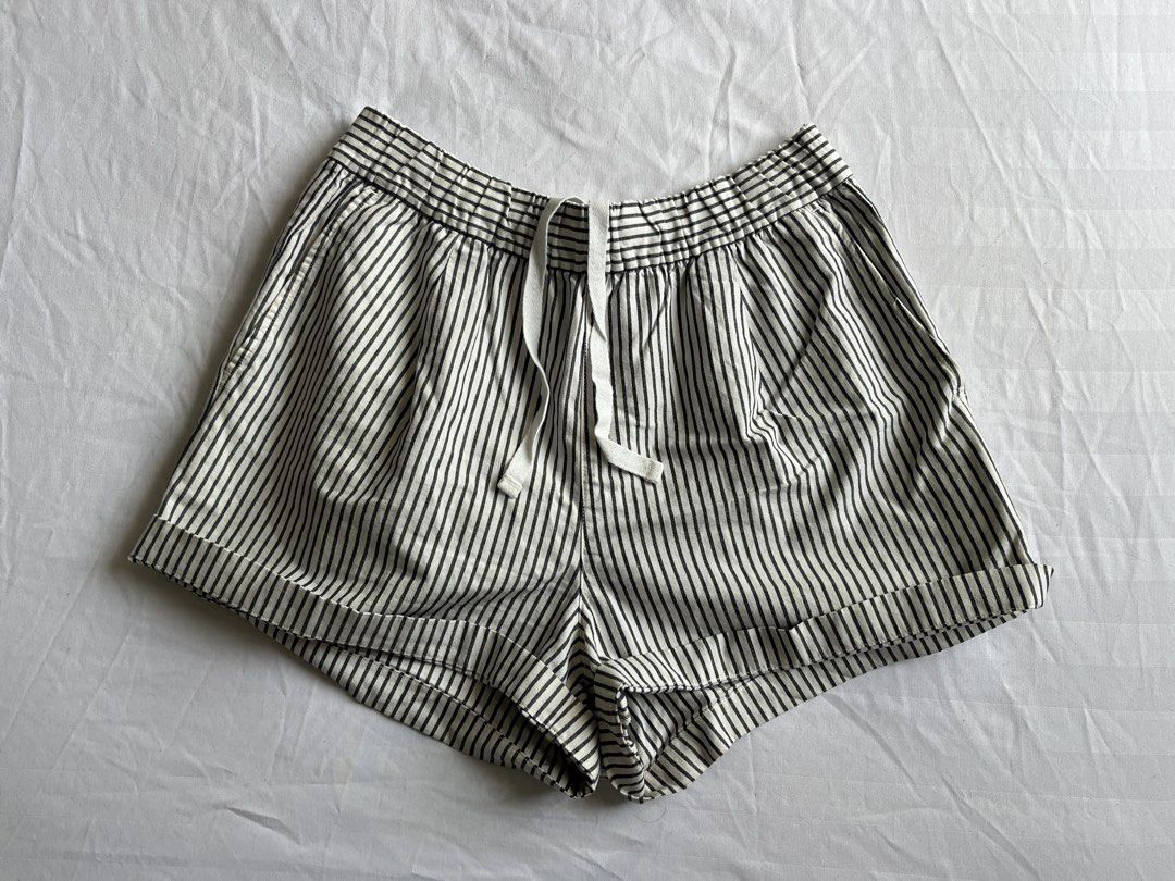 Uniqlo Striped Drawstring Shorts (Category: Shorts) located in Quezon City. Submitted by grapejuiceblue2 (Listing ID 1467978521, Image 1). Description: 🏷️Uniqlo (size S on tag!) - worn - rfs: decluttering - mop: gcash only - mod: lalamove/j&t - price + sf.