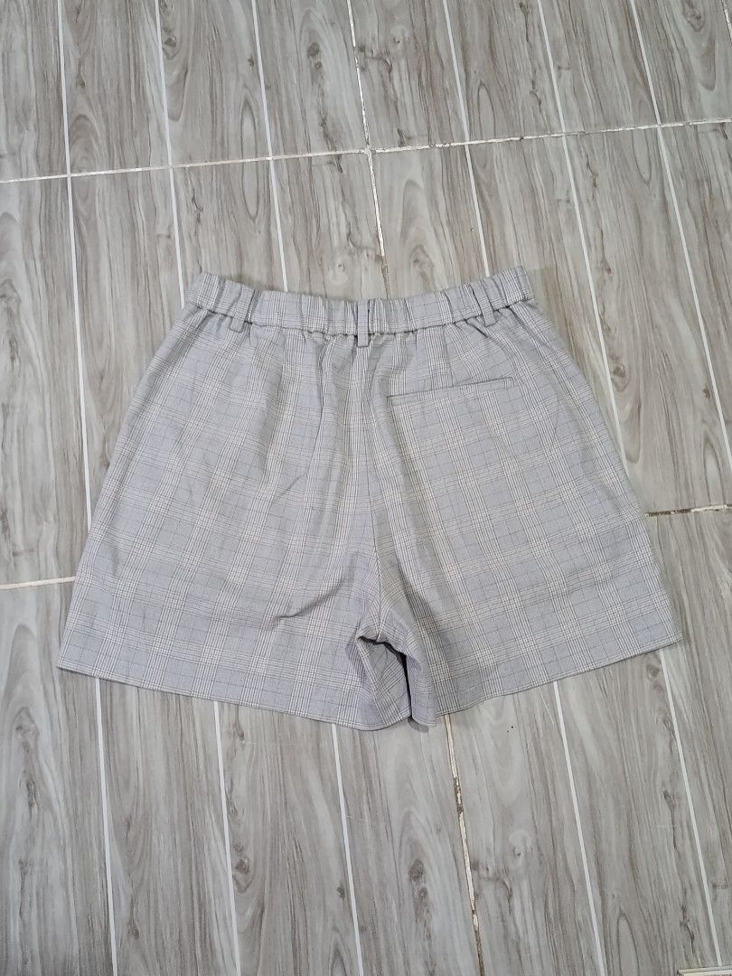 UNIQLO STRIPES SHORT (freeshipping) (Category: Shorts) located in Quezon City. Submitted by gyl-stop (Listing ID 1468011435, Image 2). Description: free shipping 26-30 x 15 excellent condi cr: 9.8/10 issue: none.