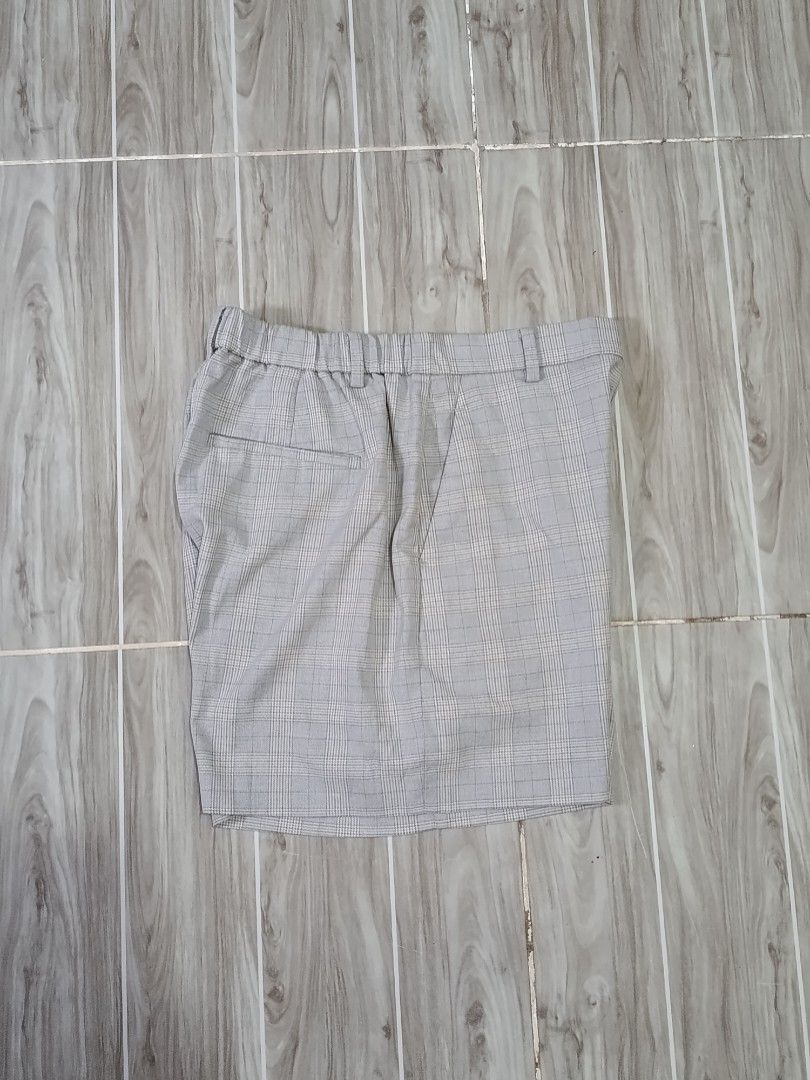 UNIQLO STRIPES SHORT (freeshipping) (Category: Shorts) located in Quezon City. Submitted by gyl-stop (Listing ID 1468011435, Image 3). Description: free shipping 26-30 x 15 excellent condi cr: 9.8/10 issue: none.
