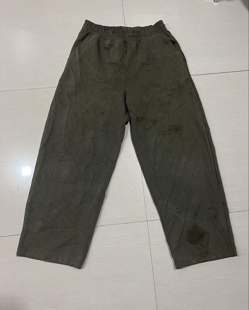 Uniqlo sweatpants (Category: Joggers) located in Cagayan de Oro. Submitted by averythriftshop (Listing ID 1468000124, Image 1). Description: Like new Minimal draggings 9.5/10 Those black marks coming from the rain, not issue. Size: L .