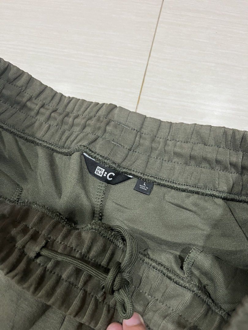 Uniqlo sweatpants (Category: Joggers) located in Cagayan de Oro. Submitted by averythriftshop (Listing ID 1468000124, Image 3). Description: Like new Minimal draggings 9.5/10 Those black marks coming from the rain, not issue. Size: L .