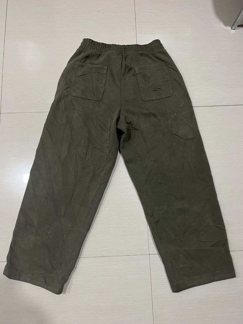 Uniqlo sweatpants (Category: Joggers) located in Cagayan de Oro. Submitted by averythriftshop (Listing ID 1468000124, Image 2). Description: Like new Minimal draggings 9.5/10 Those black marks coming from the rain, not issue. Size: L .