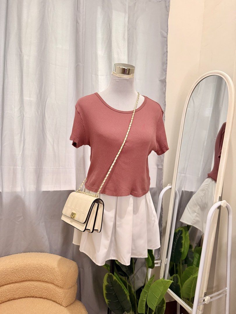 Uniqlo Top ✨ (Category: Blouses) located in Quezon City. Submitted by kaye_oineza (Listing ID 1467938629, Image 1). Description: Uniqlo Top ✨ Large-XL So comfy! .