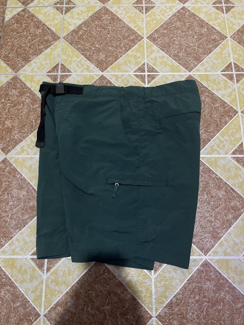 Uniqlo utility geared short (Category: Shorts) located in Gapan. Submitted by xxkaboom (Listing ID 1467877334, Image 1). Description: 32-34 width 18 length Excellent to as new condition 9.9 colorate Nueva ecija.