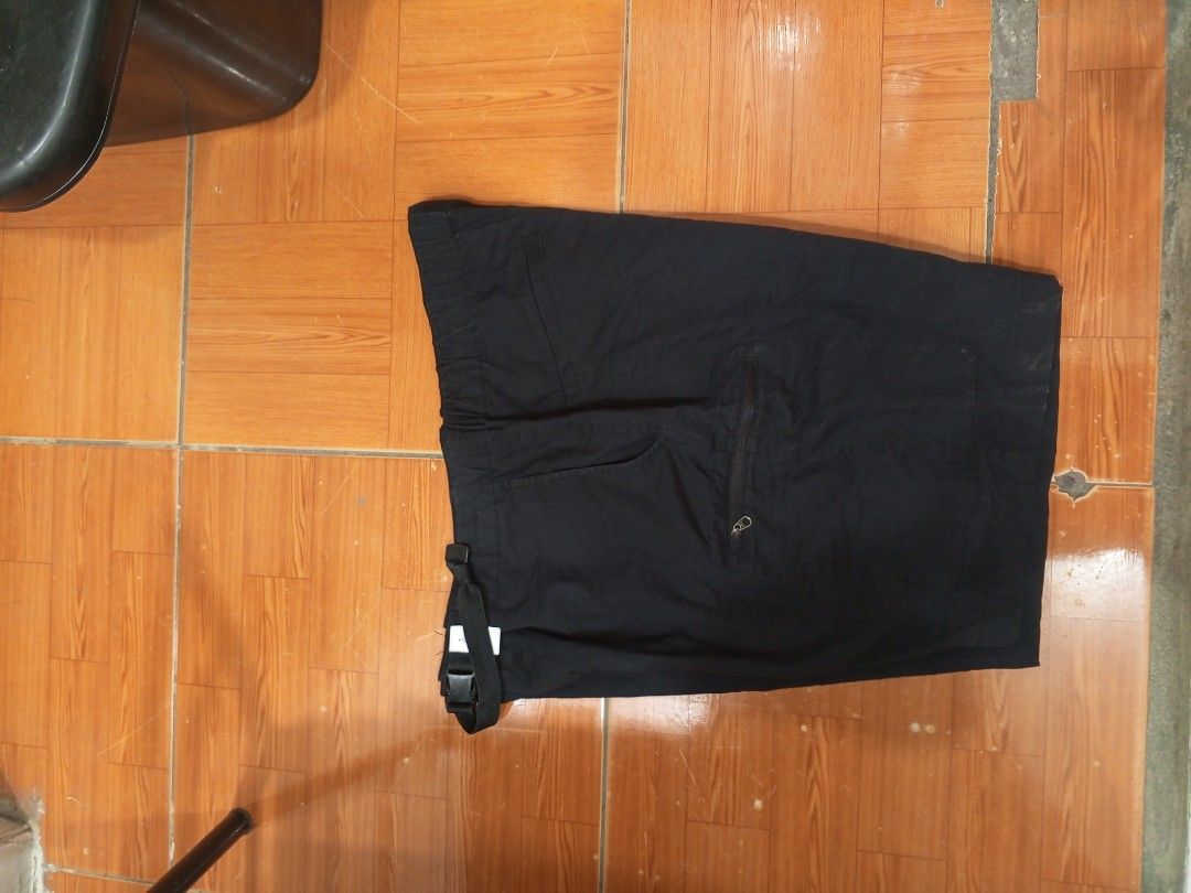 Uniqlo Utility Short Blck (Category: Shorts) located in Manila. Submitted by boldriver-4708 (Listing ID 1467847862, Image 3). Description: 30-31W 18L as new condition no issues 10/10 color way.