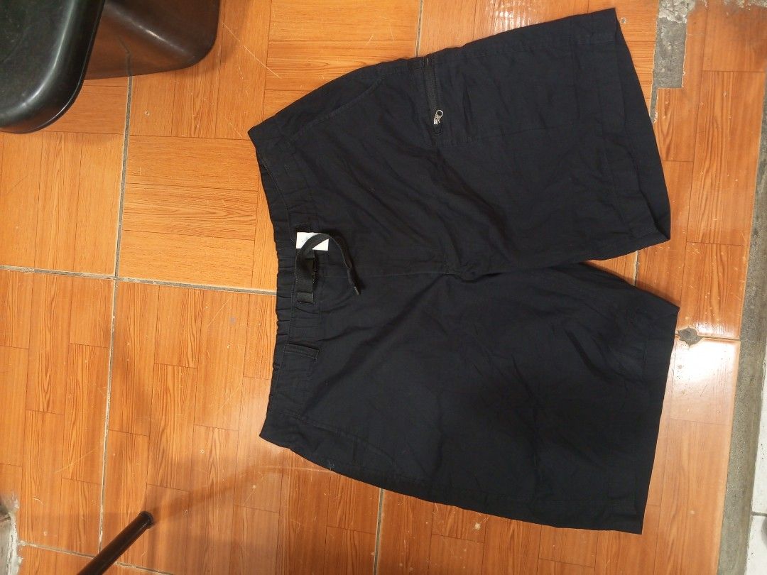 Uniqlo Utility Short Blck (Category: Shorts) located in Manila. Submitted by boldriver-4708 (Listing ID 1467847862, Image 1). Description: 30-31W 18L as new condition no issues 10/10 color way.