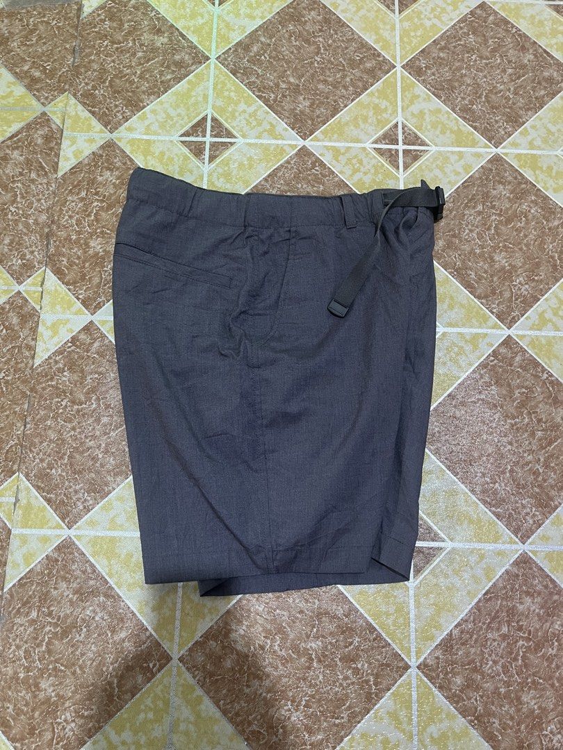 Uniqlo utility short gray (Category: Shorts) located in Gapan. Submitted by xxkaboom (Listing ID 1467875339, Image 2). Description: 30-32 width 17.5 length Excellent to as new condition 9.9 colorate Nueva ecija loc.