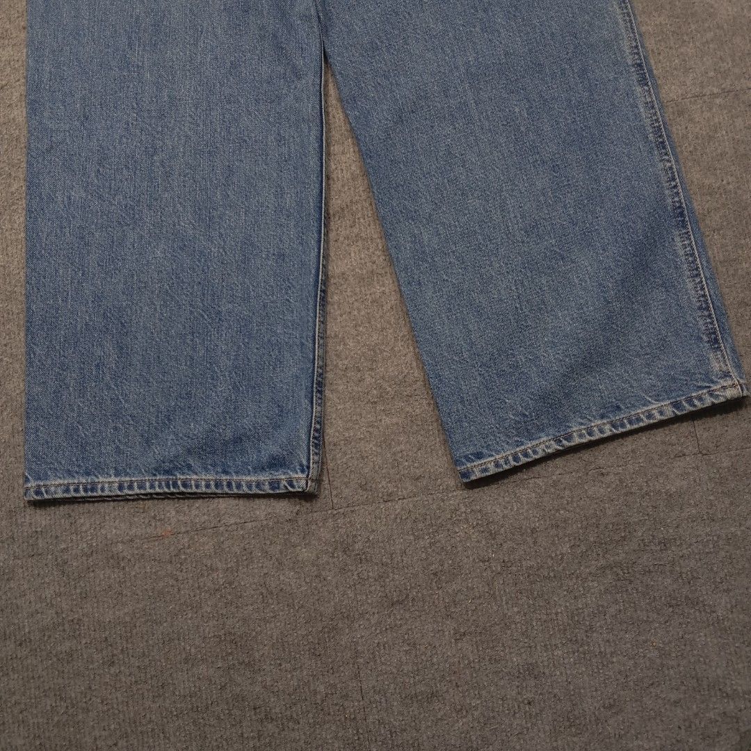 Uniqlo Wide Straight Jeans (Category: Jeans) located in Taguig. Submitted by sito. (Listing ID 1467847257, Image 3). Description: For sale! 📣 Uniqlo Wide Straight Jeans Specs and measurements: • Size 32 • Length 39.5 inches • Hips 20 inches • Thigh 13 inches • Inseam 28.5 inches • Leg Opening 10 Condition Details: • Good Condition • Issue: NONE • Color rate: 10/10 • Overall Condition: 10/10 Price: ~ ₱630 Transaction Details: Location: Upper Bicu