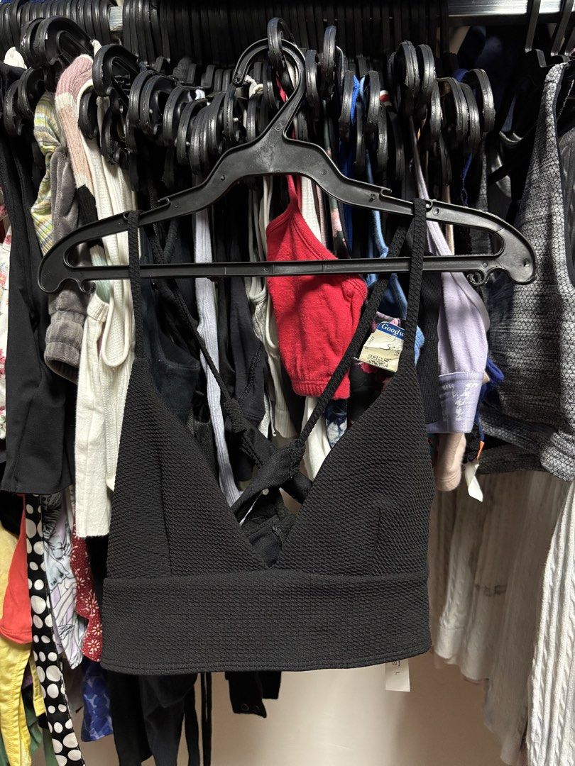 unknown brand sleeveless (Category: Sleeveless) located in Pila. Submitted by isabelasthriftclothes (Listing ID 1467955138, Image 1). Description: .