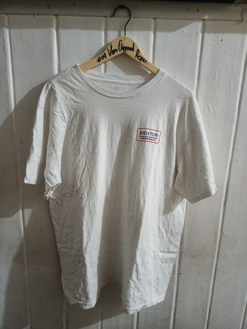 Vans Off The Wall Graphic T-Shirt (Category: Tshirts & Polo Shirts ) located in Santa Cruz. Submitted by repradovanclifford455 (Listing ID 1468057528, Image 3). Description: - Brand: Vans - Color: White - Design: 'Off The Wall' graphic artwork on the chest - Fit: Regular fit with classic crew neck - Sleeves: Short sleeves - Material: Standard cotton - Condition: Brand new / Excellent (ready for everyday casual wear).