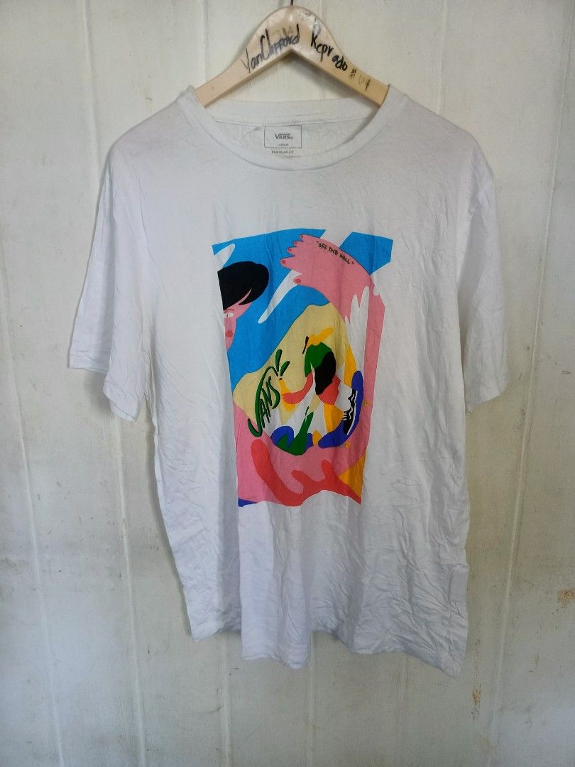 Vans Off The Wall Graphic T-Shirt (Category: Tshirts & Polo Shirts ) located in Santa Cruz. Submitted by repradovanclifford455 (Listing ID 1468057528, Image 1). Description: - Brand: Vans - Color: White - Design: 'Off The Wall' graphic artwork on the chest - Fit: Regular fit with classic crew neck - Sleeves: Short sleeves - Material: Standard cotton - Condition: Brand new / Excellent (ready for everyday casual wear).