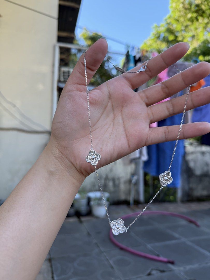 VCA white gold hammered (Category: Necklaces) located in Caloocan City. Submitted by airzz18 (Listing ID 1467966040, Image 1). Description: meetup Fairview terraces / Sm fairview If other meetup locations i will require minimal downpayment.