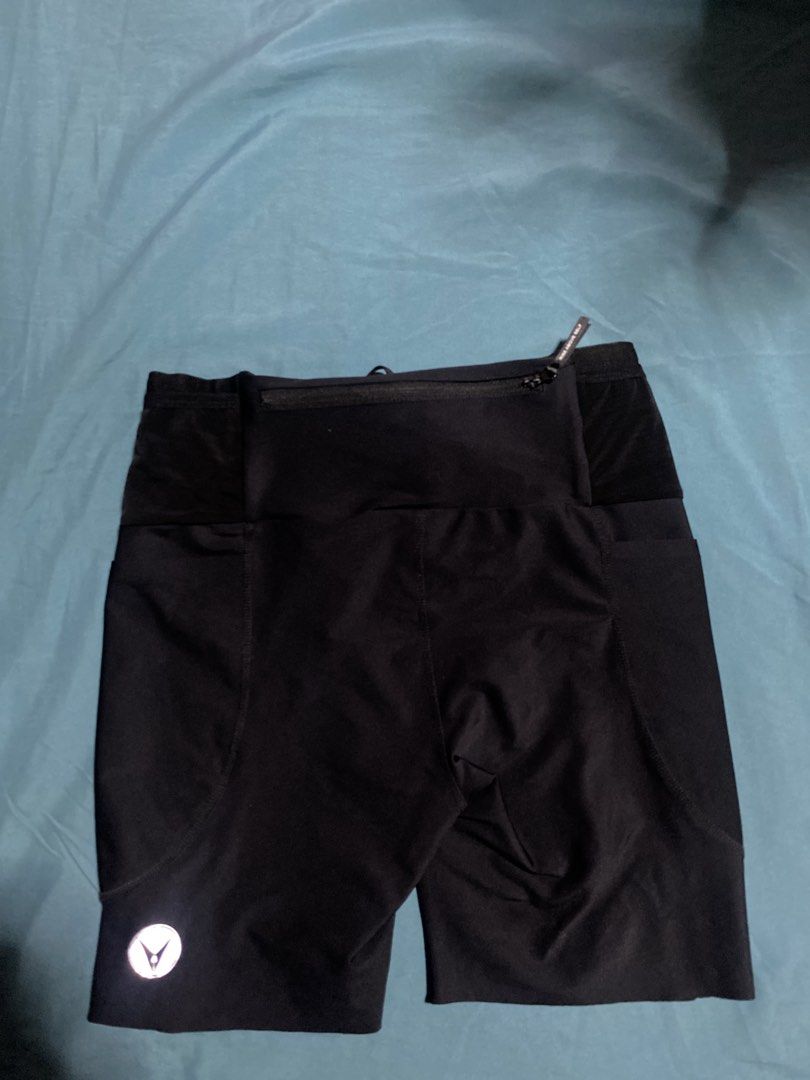 [Mens - Medium] Vector Seamless Cargo Running Half Tights (Category: Other Sports Equipment and Supplies) located in Mandaluyong City. Submitted by therunlebs (Listing ID 1467917198, Image 3). Description: RFS: upsized multiple pockets best for long runs and marathons very secured.