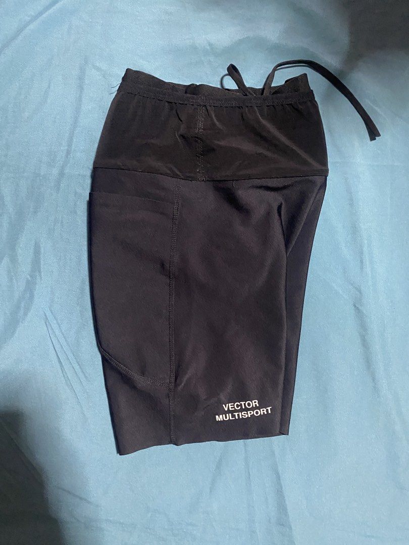 [Mens - Medium] Vector Seamless Cargo Running Half Tights (Category: Other Sports Equipment and Supplies) located in Mandaluyong City. Submitted by therunlebs (Listing ID 1467917198, Image 2). Description: RFS: upsized multiple pockets best for long runs and marathons very secured.