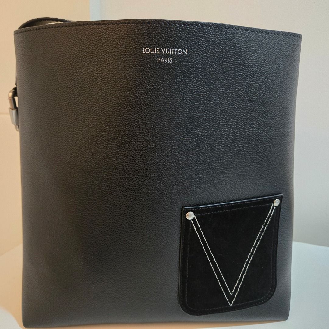 Verso Hobo LV Touch (Category: Luxury Bags & Wallets) located in Caloocan City. Submitted by fast_luxor (Listing ID 1468016943, Image 1). Description: -Used once -Comes with dustbag only - ¹:¹, 99% -Microchipped Open for meetup, delivery.