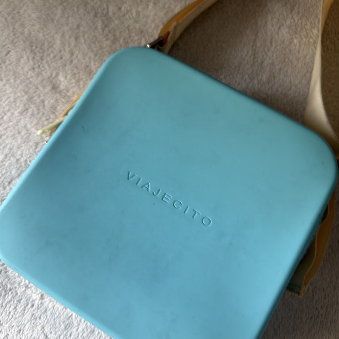 Viajecito Splashkit crossbody bag (Category: Shoulder Bags) located in Quezon City. Submitted by helloherl_ (Listing ID 1467842014, Image 2). Description: Lightweight and waterproof I changed to adjuster RFS: not using it anymore.