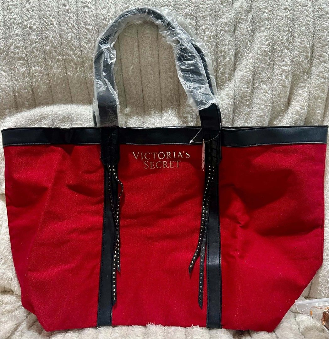Victoria's secret (Category: Purses & Pouches) located in Quezon City. Submitted by brand_dyn3 (Listing ID 1467944605, Image 1). Description: Victoria secret bag.