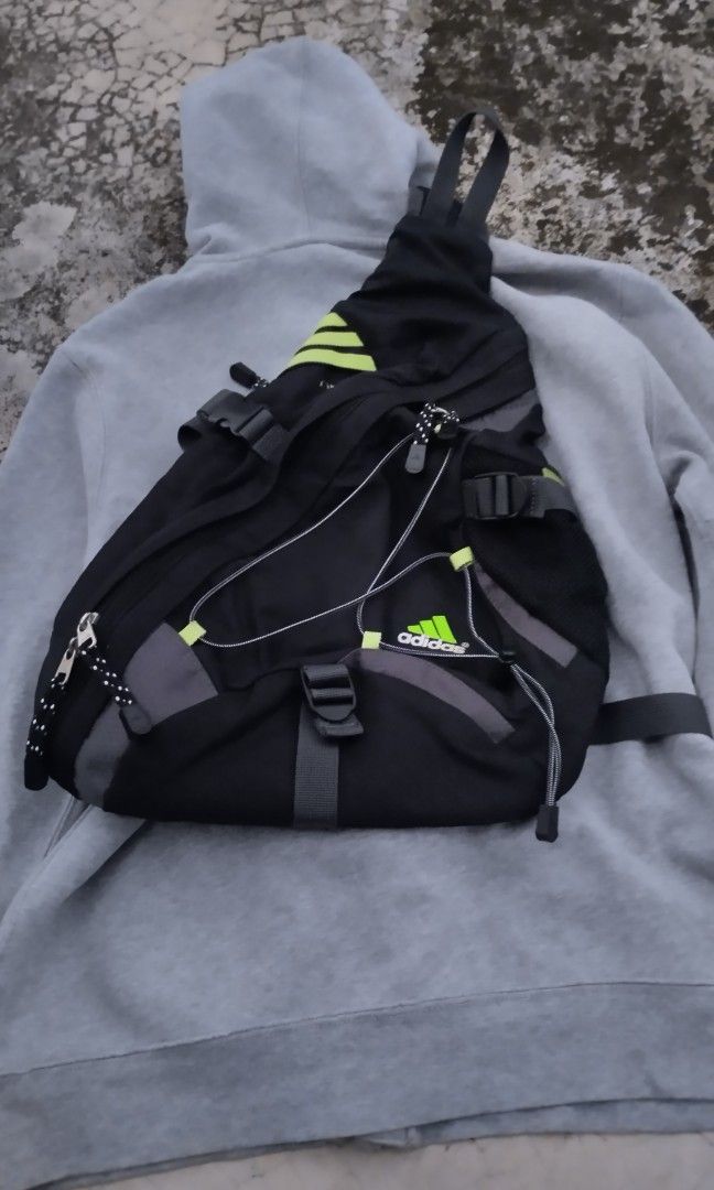VINTAGE ADIDAS SHOULDER BAG (Category: Sling Bags) located in General Santos City (Dadiangas). Submitted by fastfish_4e91c5 (Listing ID 1467930525, Image 1). Description: Free to Vouch.