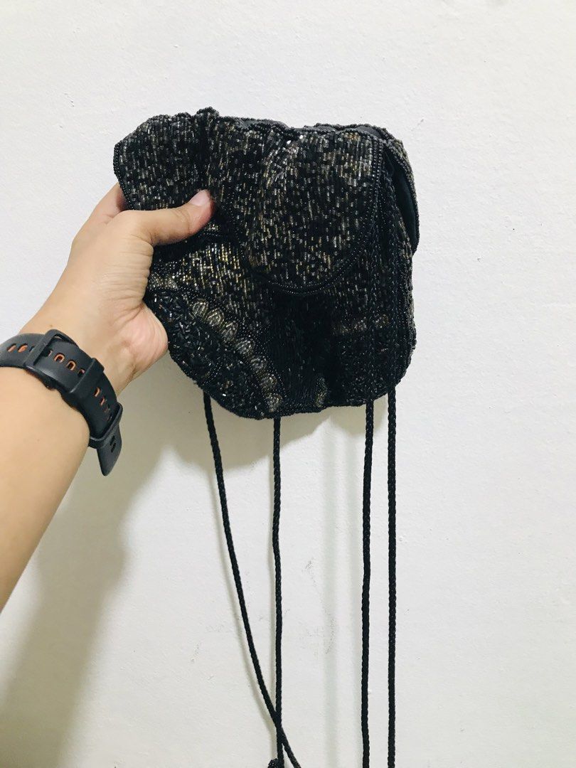 VINTAGE BEADED BAG (Category: Cross-body Bags) located in Gamu. Submitted by 2022bagsbunny (Listing ID 1468011700, Image 1). Description: BEADED AND DRAWSTRING CLOSURE.