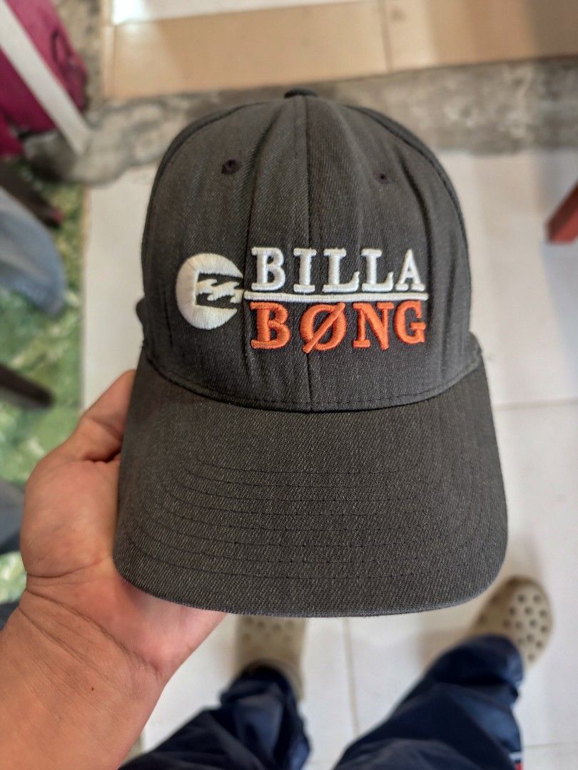 Vintage Billabong Flexfit Cap Grey (Category: Caps & Hats) located in Cordova. Submitted by bsb.streetluxvintage.clothing (Listing ID 1467842137, Image 1). Description: - Authentic grey Billabong cap - Embroidered logo on front and back patch - Flexfit inner band for a stretchy, comfortable fit - Patent tag attached on inner band - Classic curved brim style - Great for the beach, skate sessions, or everyday casual wear.