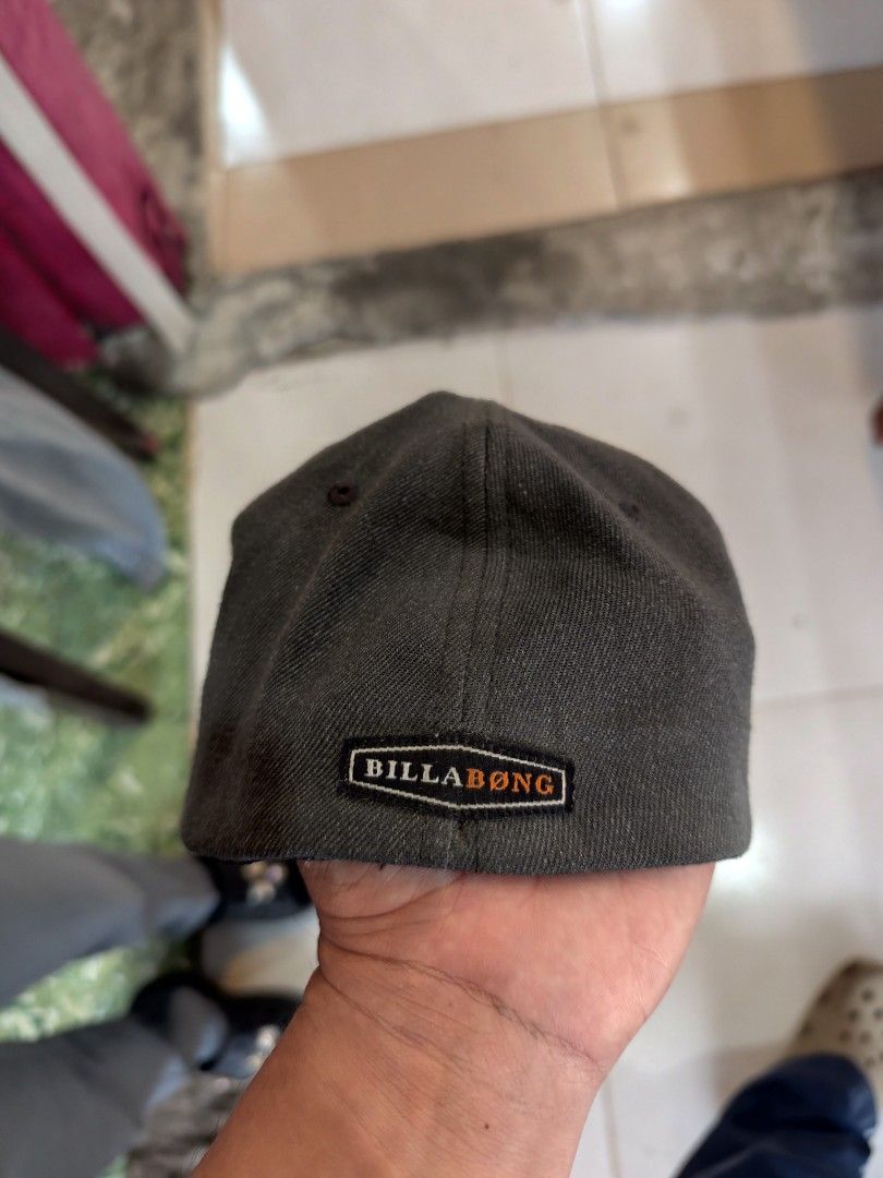 Vintage Billabong Flexfit Cap Grey (Category: Caps & Hats) located in Cordova. Submitted by bsb.streetluxvintage.clothing (Listing ID 1467842137, Image 2). Description: - Authentic grey Billabong cap - Embroidered logo on front and back patch - Flexfit inner band for a stretchy, comfortable fit - Patent tag attached on inner band - Classic curved brim style - Great for the beach, skate sessions, or everyday casual wear.