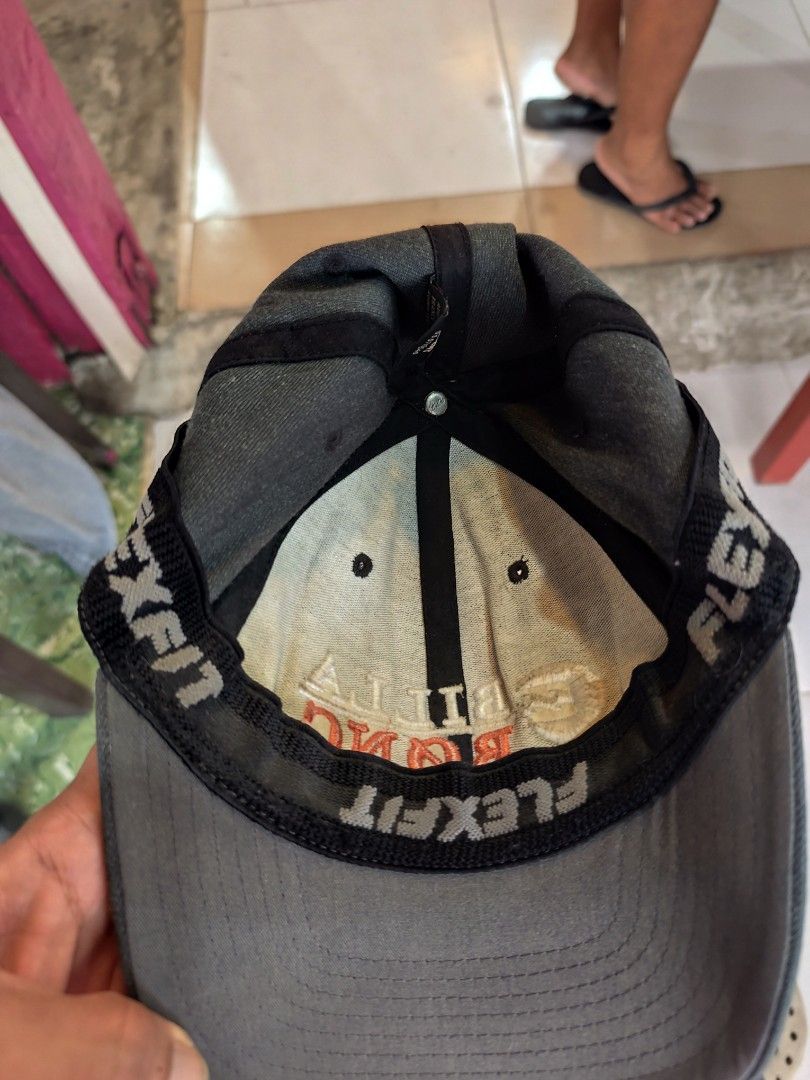 Vintage Billabong Flexfit Cap Grey (Category: Caps & Hats) located in Cordova. Submitted by bsb.streetluxvintage.clothing (Listing ID 1467842137, Image 3). Description: - Authentic grey Billabong cap - Embroidered logo on front and back patch - Flexfit inner band for a stretchy, comfortable fit - Patent tag attached on inner band - Classic curved brim style - Great for the beach, skate sessions, or everyday casual wear.